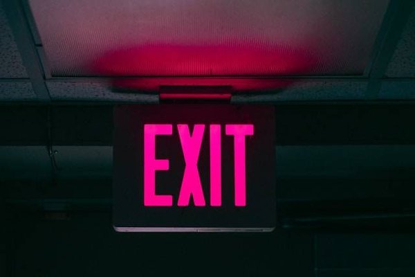 Guide Complet du Contrôle BAES : Tout Savoir sur l'Entretien des Blocs Autonomes d'Éclairage de Sécurité